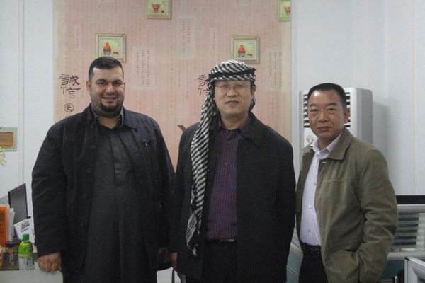 伊拉克客商盛贊數控壓力機，贈阿拉伯頭巾